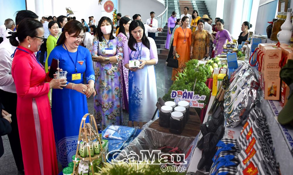 Ðại biểu nữ tham quan khu trưng bày tại Ðại hội Ðại biểu Mặt trận Tổ quốc Việt Nam tỉnh lần thứ X.