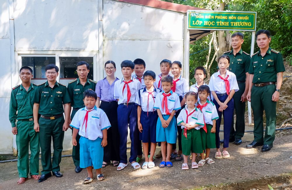 “Hành trình trao sách - Chắp cánh ước mơ” do công ty VEPIC - Sách Cánh Diều chia sẻ những khó khăn với các em học sinh khó khăn trên Đảo Hòn Chuối.