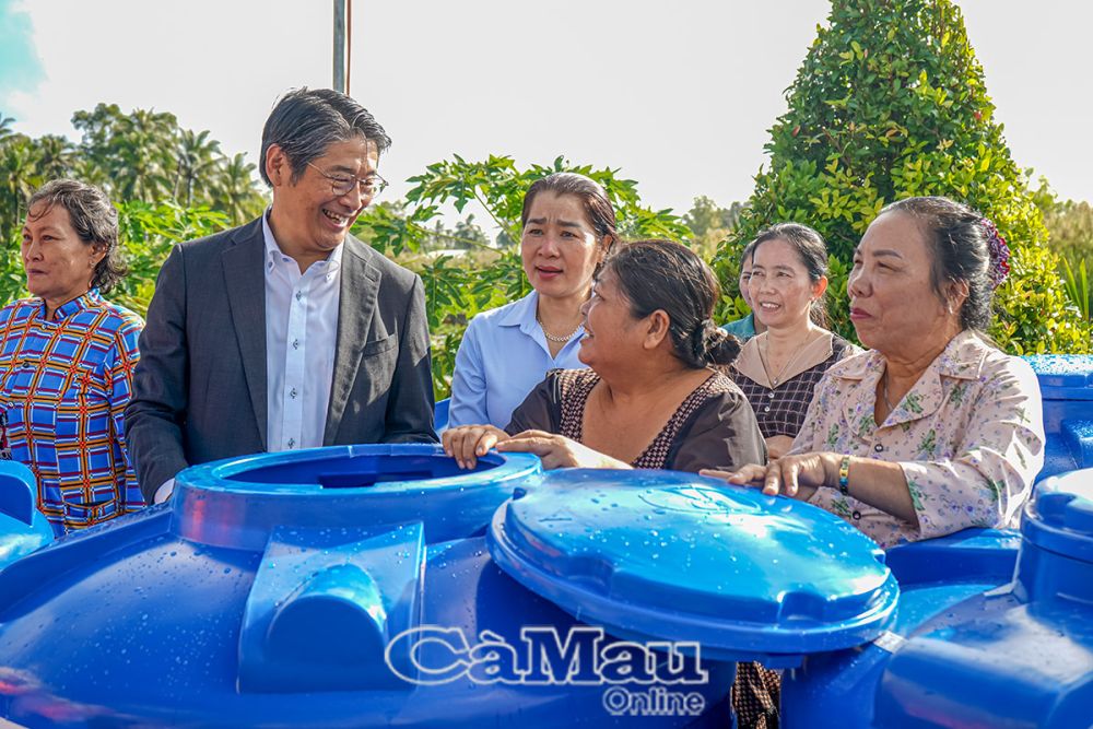 Ông Ito Naoki, Ðại sứ Nhật Bản tại Việt Nam, trao đổi với chị em phụ nữ xã Khánh Bình Tây, huyện Trần Văn Thời được hưởng lợi từ dự án.