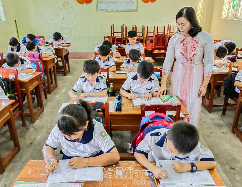 Trên lớp, cô Trần Hồng Măng kết hợp nhiều phương pháp giảng dạy phù hợp với năng lực học sinh, giúp các em lĩnh hội tốt kiến thức trong quá trình học tập. 