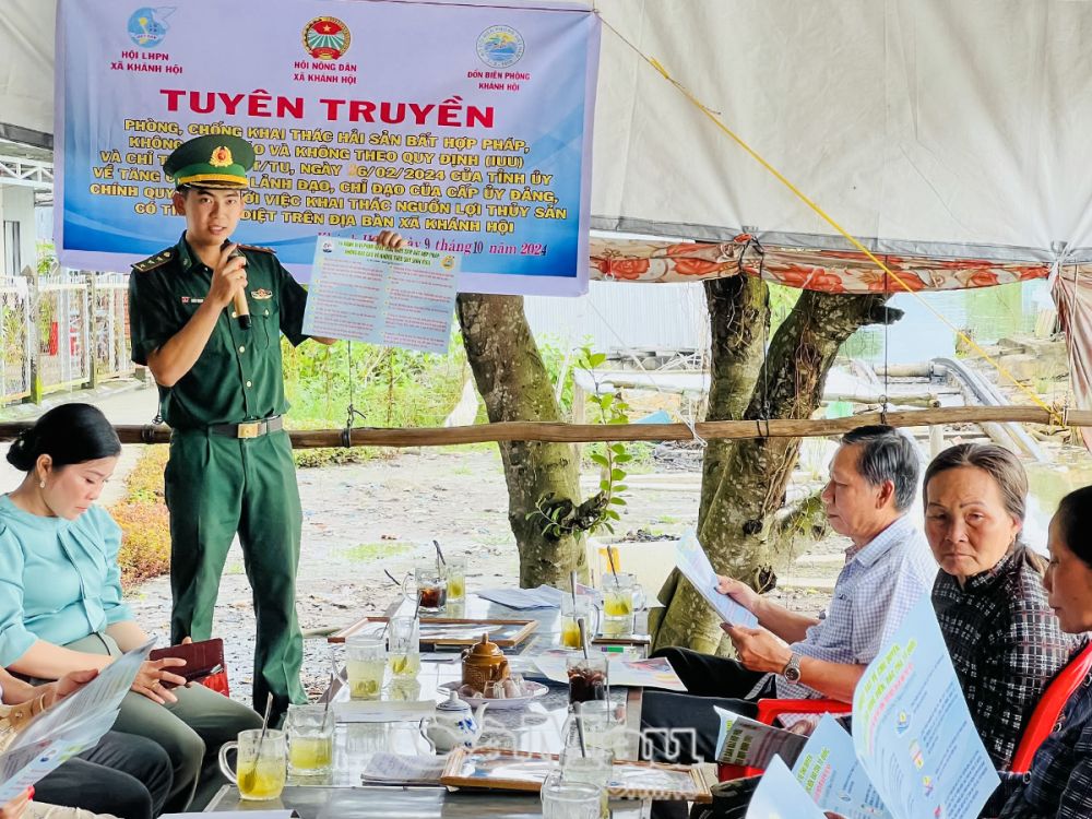 Ðồn Biên phòng Khánh Hội phối hợp Hội Nông dân, Hội Liên hiệp Phụ nữ xã Khánh Hội tuyên truyền cho người dân về phòng, chống khai thác hải sản bất hợp pháp.