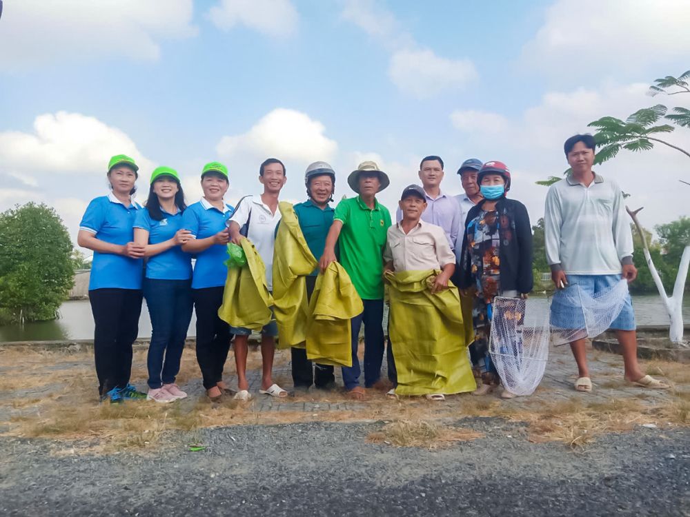 Người dân xã Tân Thành, TP Cà Mau cùng nhau thu gom rác tại khu vực sinh sống. (Ảnh UBND xã cung cấp).