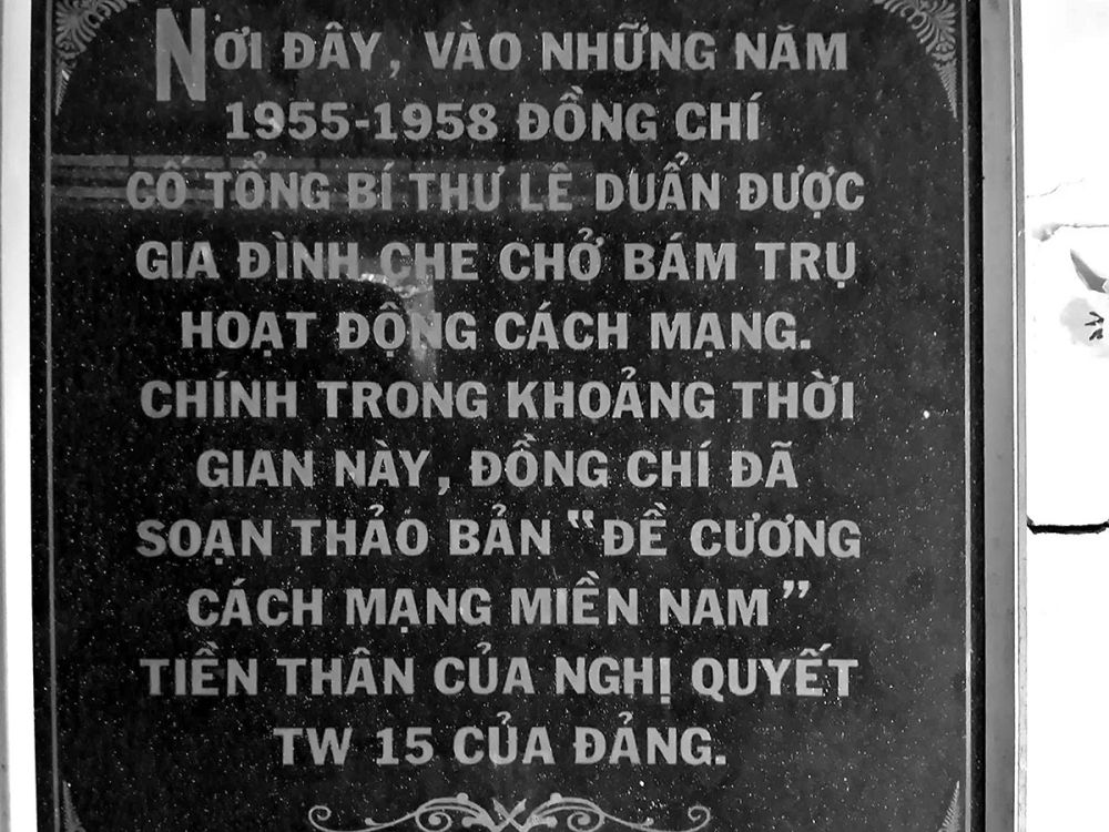 Tấm bia ghi dấu nơi đã từng đùm bọc, che chở cố Tổng Bí thư Lê Duẩn hoạt động cách mạng tại tỉnh Cà Mau. (Trong ảnh: Bia đặt tại ấp Rạch Tắc, xã Nguyễn Phích, huyện U Minh).