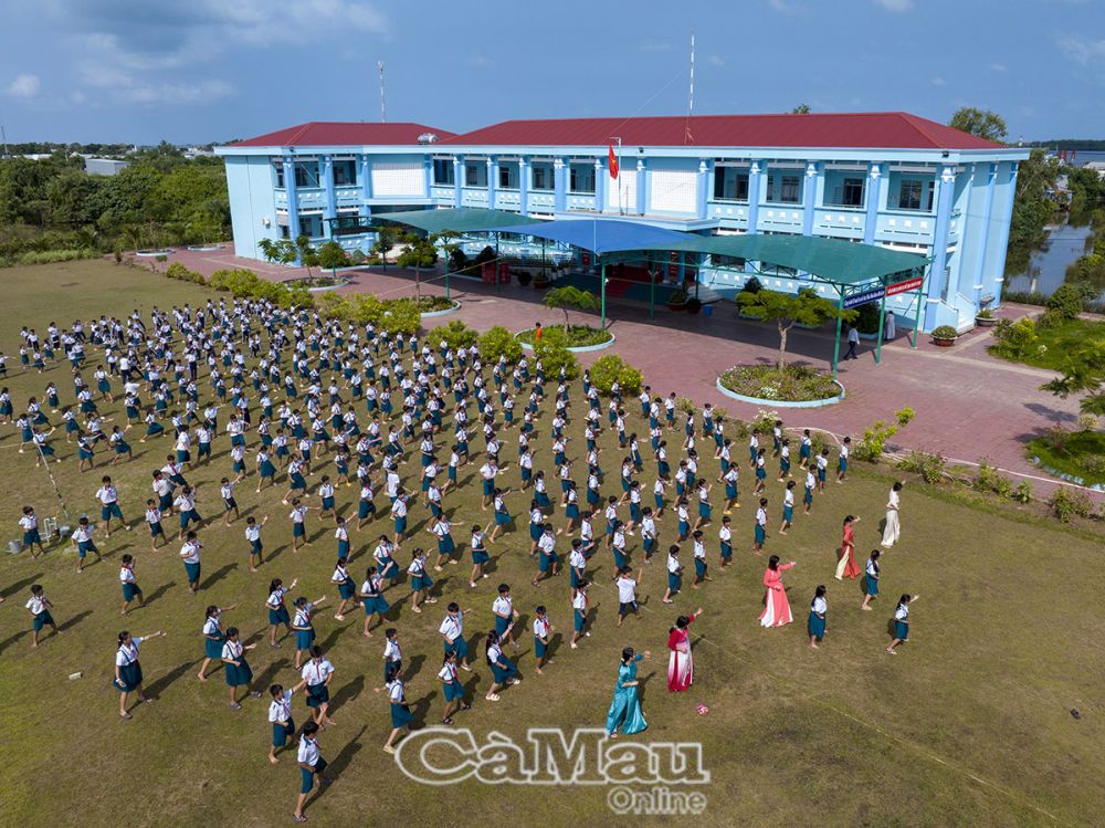 12/12 trường học trên địa bàn được xây dựng khang trang, cơ sở vật chất đáp ứng nhu cầu dạy và học. (Trong ảnh: Trường Tiểu học 5, Khóm 6A, bờ Nam Sông Ðốc).