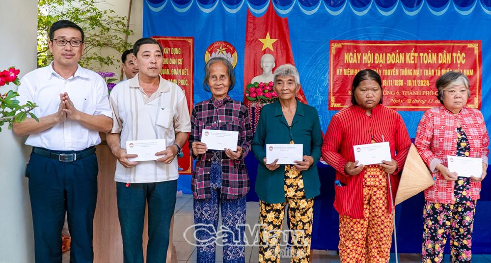 Ông Tăng Vũ Em, Phó chủ tịch UBND thành phố, trao quà cho hộ nghèo tại Ngày hội ÐÐK của Khóm 3, Phường 6. Ảnh: NHẬT MINH