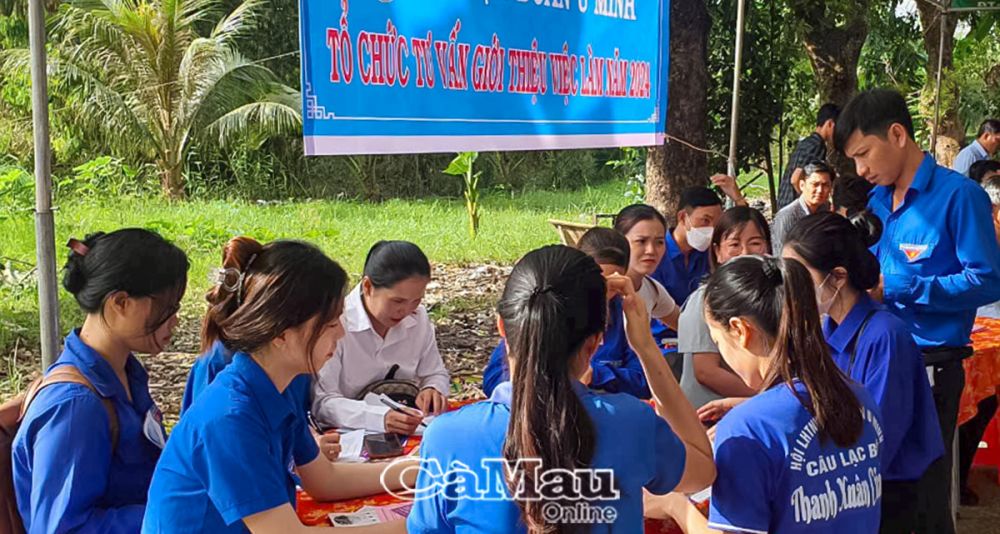 Phòng Lao động - Thương binh và Xã hội, Huyện đoàn U Minh phối hợp tư vấn giới thiệu việc làm trên địa bàn huyện.