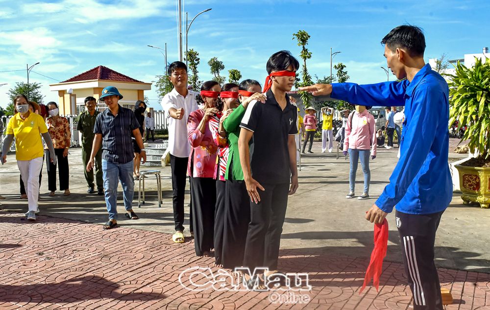 MTTQ phấn đấu thực hiện mỗi xã, phường, thị trấn xây dựng ít nhất 1 khu dân cư tự quản, đoàn kết, ấm no, hạnh phúc, để nhân ra diện rộng. (Trong ảnh: Người dân phường Tân Thành, TP Cà Mau tham gia các trò chơi dân gian tại Ngày hội Ðại đoàn kết toàn dân tộc năm 2024).