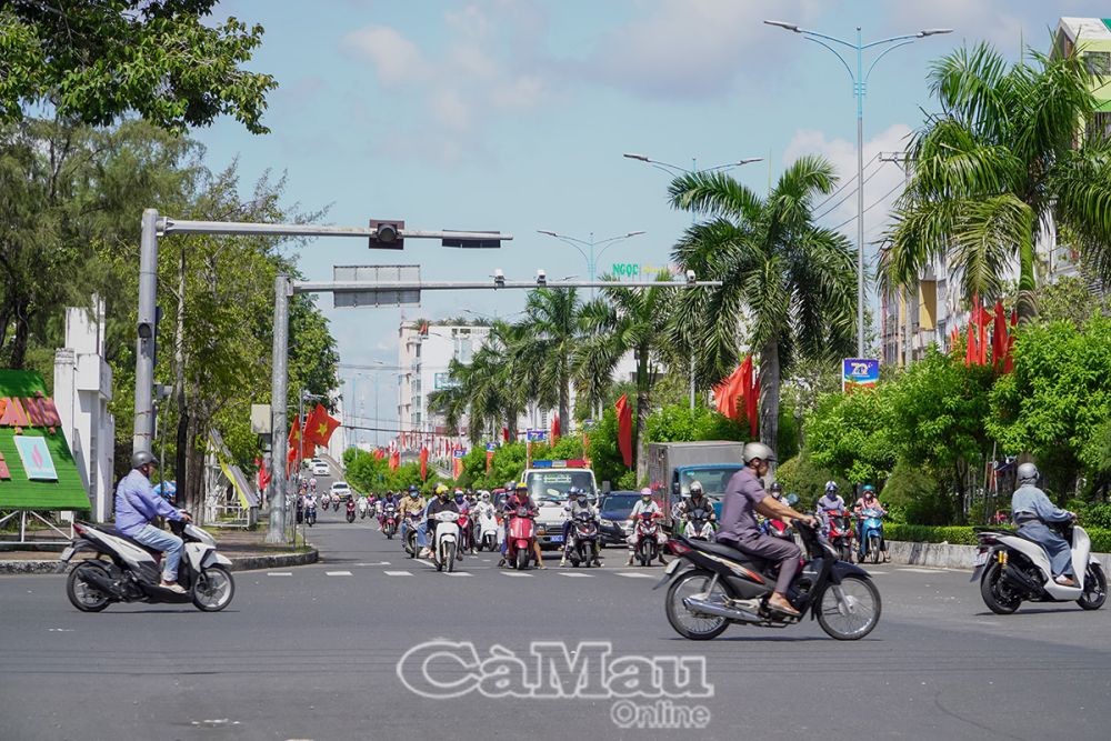 Việc tranh thủ vài giây vượt tín hiệu đèn tại các giao lộ vẫn diễn ra khá phổ biến, chủ yếu là xe mô tô, xe gắn máy.