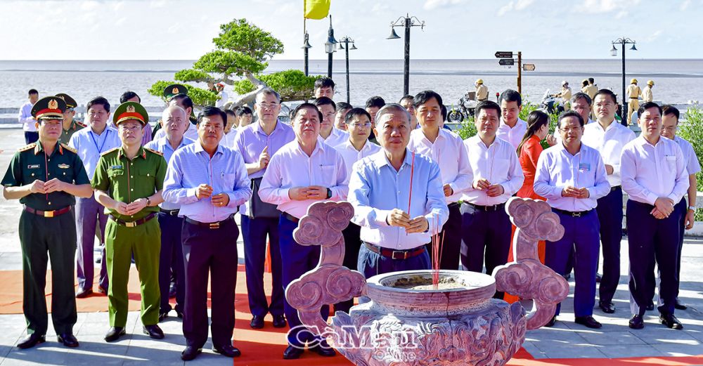 Tổng Bí thư Tô Lâm và các thành viên trong đoàn công tác, lãnh đạo tỉnh dâng hương tại Ðền thờ Quốc Tổ Lạc Long Quân trong Khu Du lịch Quốc gia Mũi Cà Mau (xã Ðất Mũi, huyện Ngọc Hiển). Ảnh: THANH MINH