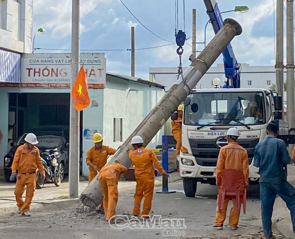 Việc đầu tư nâng cấp hạ tầng lưới điện được Công ty Ðiện lực Cà Mau đặc biệt quan tâm, để đảm bảo cung cấp điện liên tục, an toàn hơn.