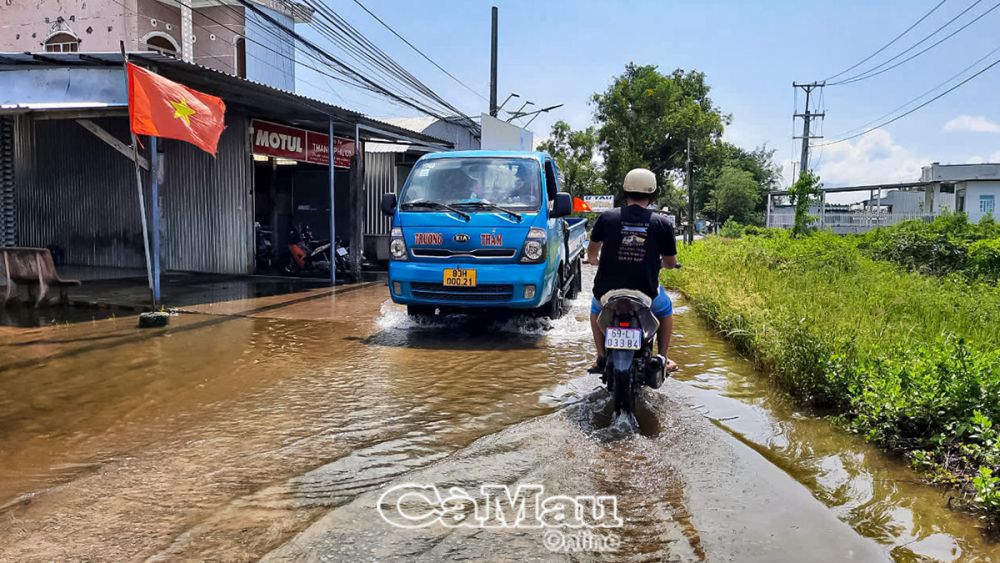 Xuất hiện đỉnh triều dâng cao, một số đoạn giao thông đi vào thị trấn Rạch Gốc, huyện Ngọc Hiển bị ngập nước.