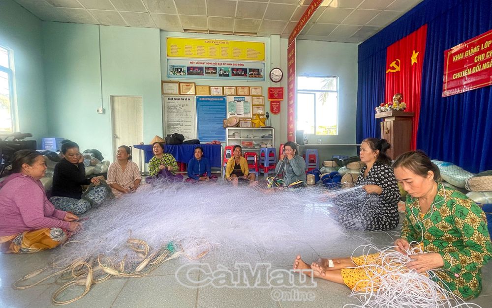 Ðan lưới là mô hình chuyển đổi nghề mang lại hiệu quả cho lao động nữ tại địa phương.