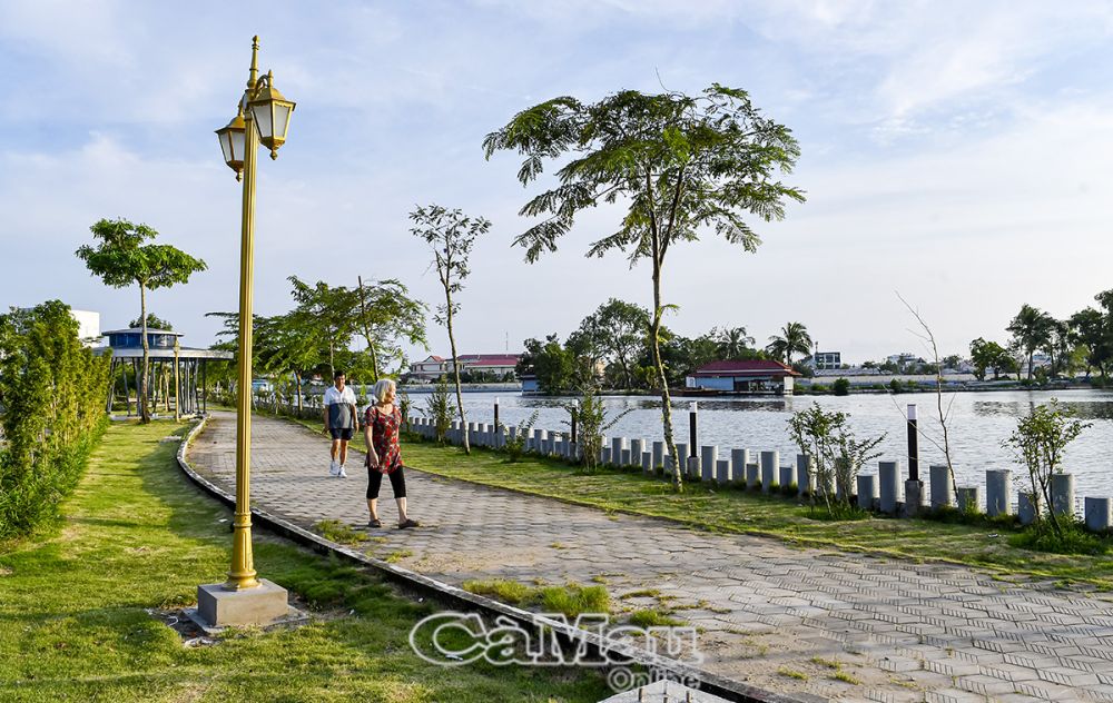 Hồ Vân Thuỷ với cảnh quan môi trường thân thiện, hài hoà ngay trung tâm TP Cà Mau.