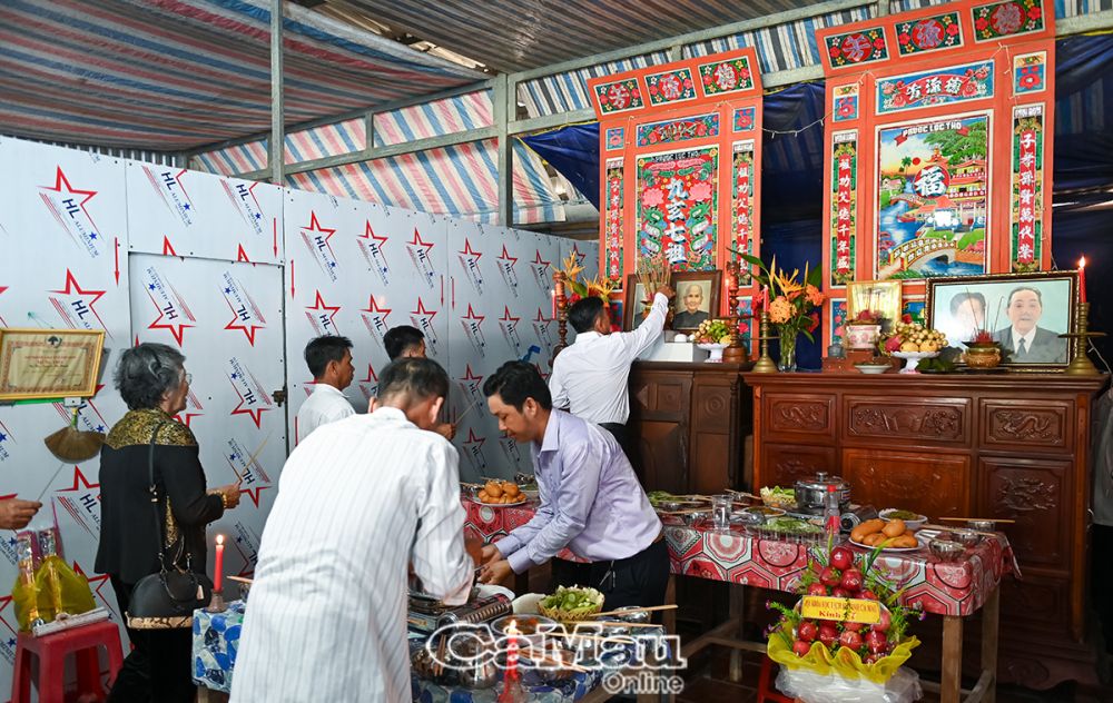 Ngày mùng 3 tháng 10 âm lịch hằng năm, dòng tộc họ Hồng long trọng tổ chức lễ giỗ cụ tổ Hồng Vận Ban.