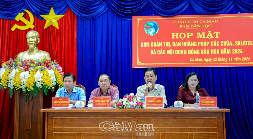 Ông Trần Hoàng Nhỏ, Trưởng Ban Dân tộc tỉnh, phát biểu tại buổi họp mặt.