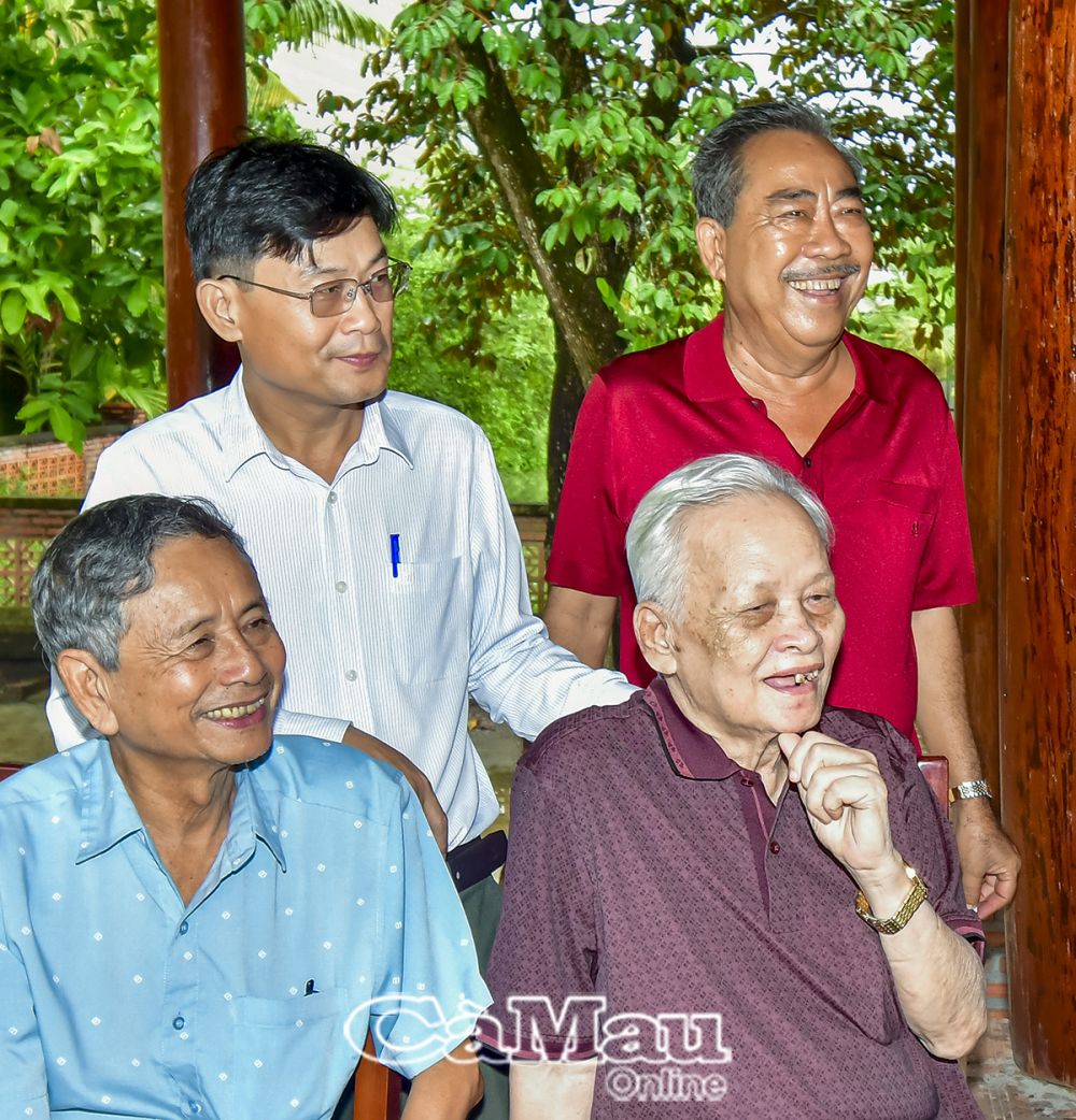 Nhà văn Phan Trung Nghĩa (áo đỏ) trong buổi gặp gỡ với các nhà báo lão thành: Phạm văn Tri (người ngồi, bên phải); Nguyễn Minh Chánh (người ngồi, bên trái) và Nhà báo Nguyễn Quốc Danh, Phó tổng biên tập báo Cà Mau 