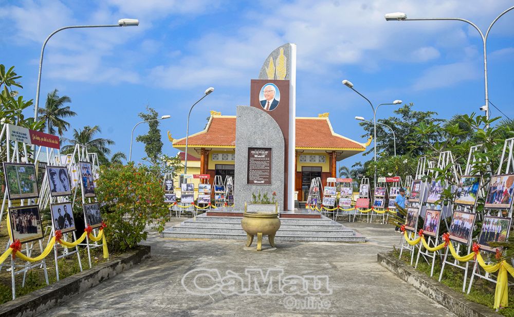 Không gian trưng bày triển lãm có gần 150 hình ảnh, tư liệu quý về cuộc đời và sự nghiệp của đồng chí Võ Văn Kiệt gắn liền với lịch sử đấu tranh cách mạng hào hùng của Ðảng và dân tộc.