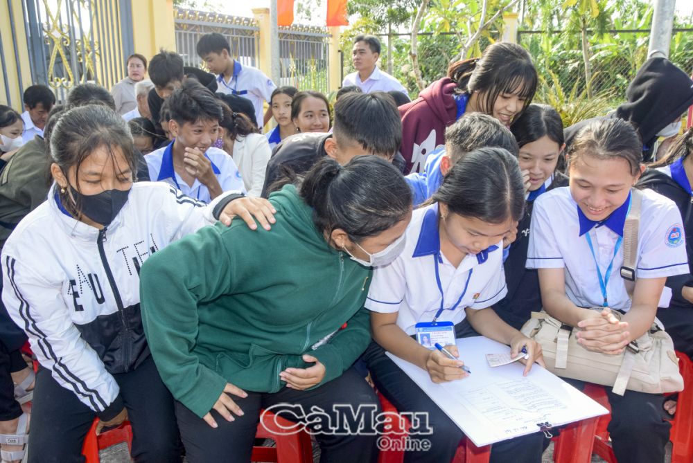 Các em học sinh háo hức tham gia các trò chơi ngoại khoá tìm hiểu về cuộc đời và sự nghiệp của bác Sáu Dân.