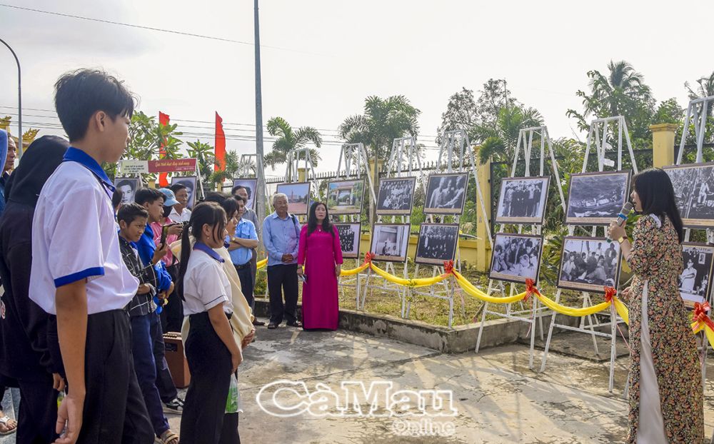 Ðại biểu, người dân, đoàn viên, thanh niên và các em học sinh lắng nghe thuyết trình về cuộc đời của bác Sáu Dân thông qua các hình ảnh được trưng bày.