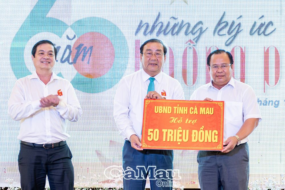 5.	Trưởng Ban liên lạc Trường Nội trú Cà Mau – Ninh Bình Trần Văn Hiện nhận biểu trưng hỗ trợ của UBND tỉnh Cà Mau và UBND tỉnh Bạc Liêu do các đồng chí Nguyễn Minh Luân Phó chủ tịch UBND tỉnh Cà Mau và đồng chí Huỳnh Chí Nguyện Phó chủ tịch UBND tỉnh Bạc Liêu trao tặng.