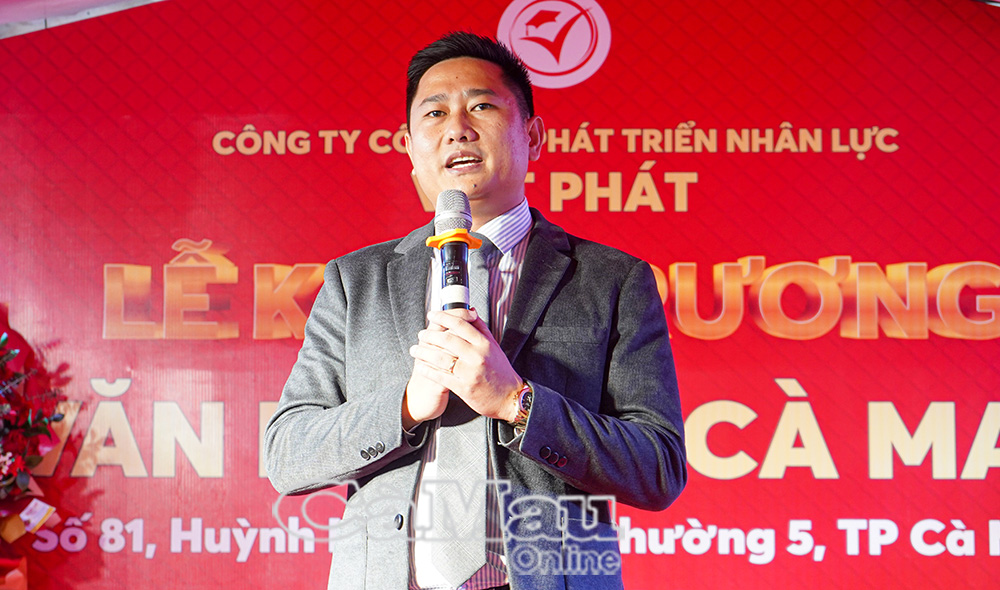 Ông Nguyễn Văn Linh, Phó tổng giám đốc Công ty Cổ phần Phát triển nhân lực Việt Phát, phát biểu tại buổi khai khai trương chi nhánh Cà Mau.