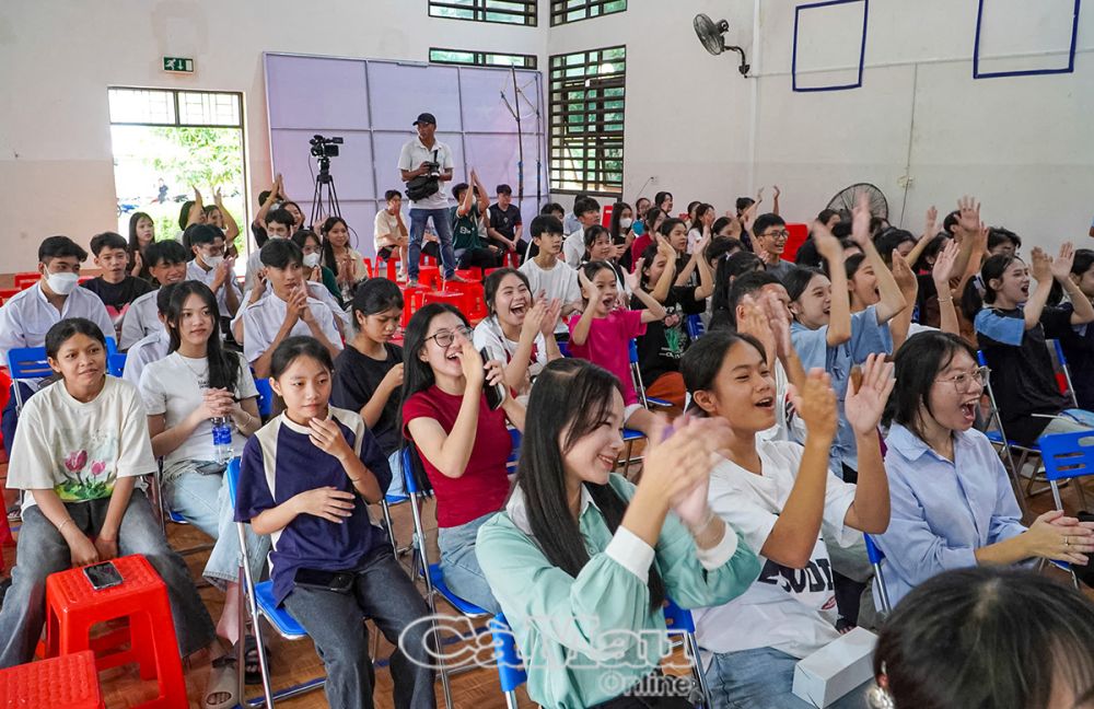 Cổ động viên cổ vũ nhiệt tình cho các phần thi của các đội, góp phần tạo nên sinh khí hào hứng cho gameshow.