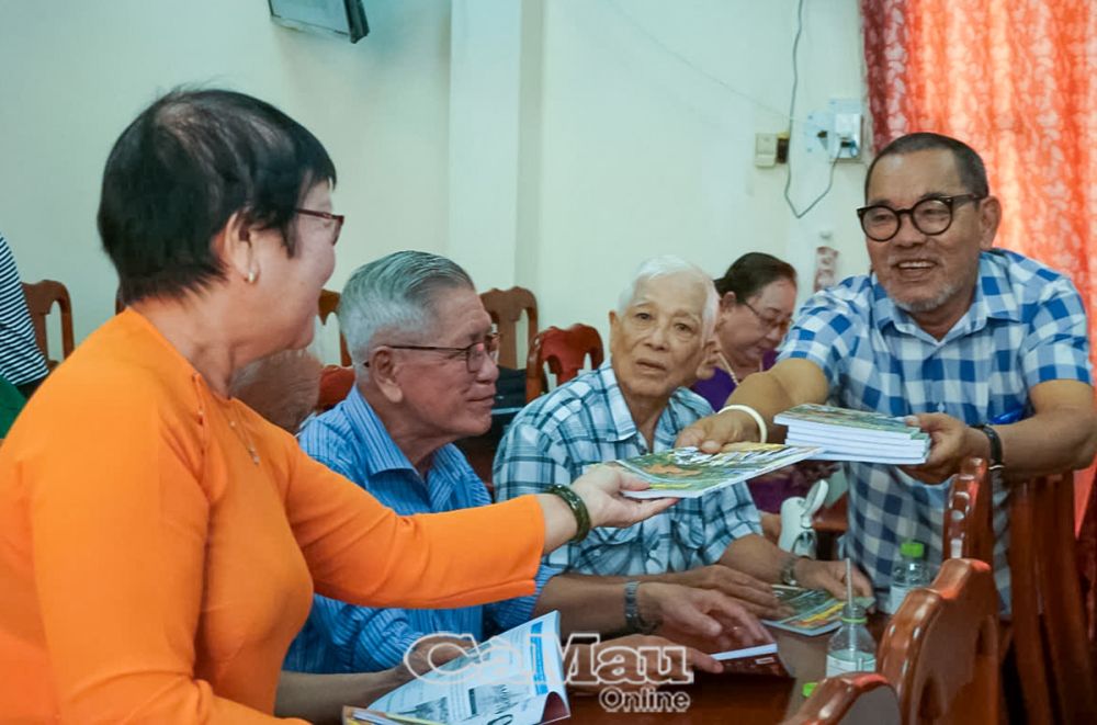 Từng quyển đặc san trao tay nối tình thầy trò, bè bạn thêm đong đầy.