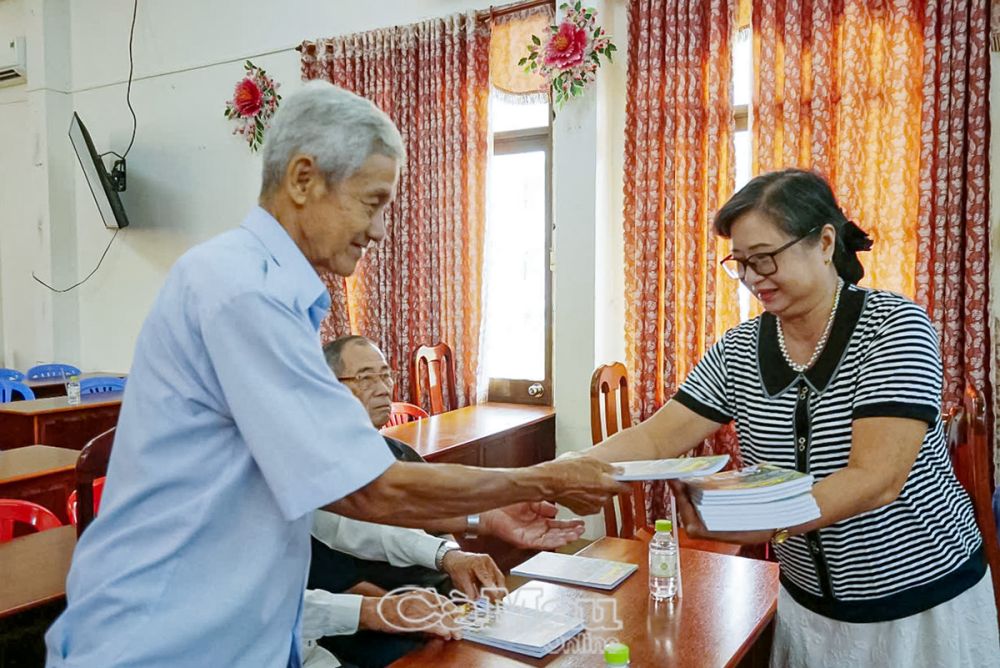 Từng quyển đặc san trao tay nối tình thầy trò, bè bạn thêm đong đầy.