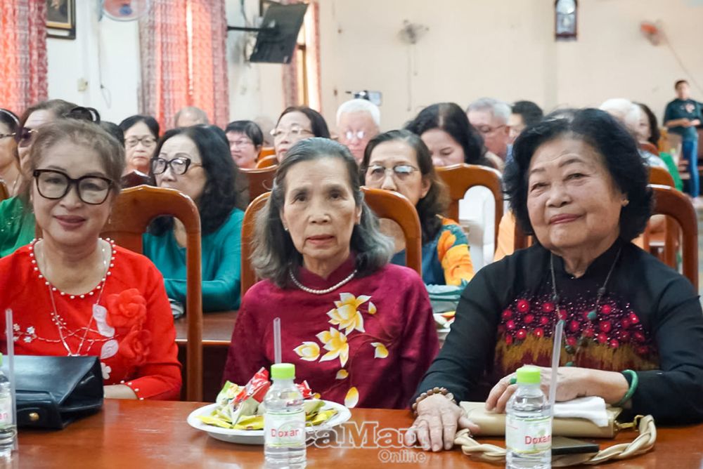 Đông đảo đại biểu là cựu giáo viên, cựu học sinh Trường Trung học An Xuyên và Trường THPT Hồ Thị Kỷ về dự buổi họp mặt và ra mắt Đặc san "Tiếng vọng 6".