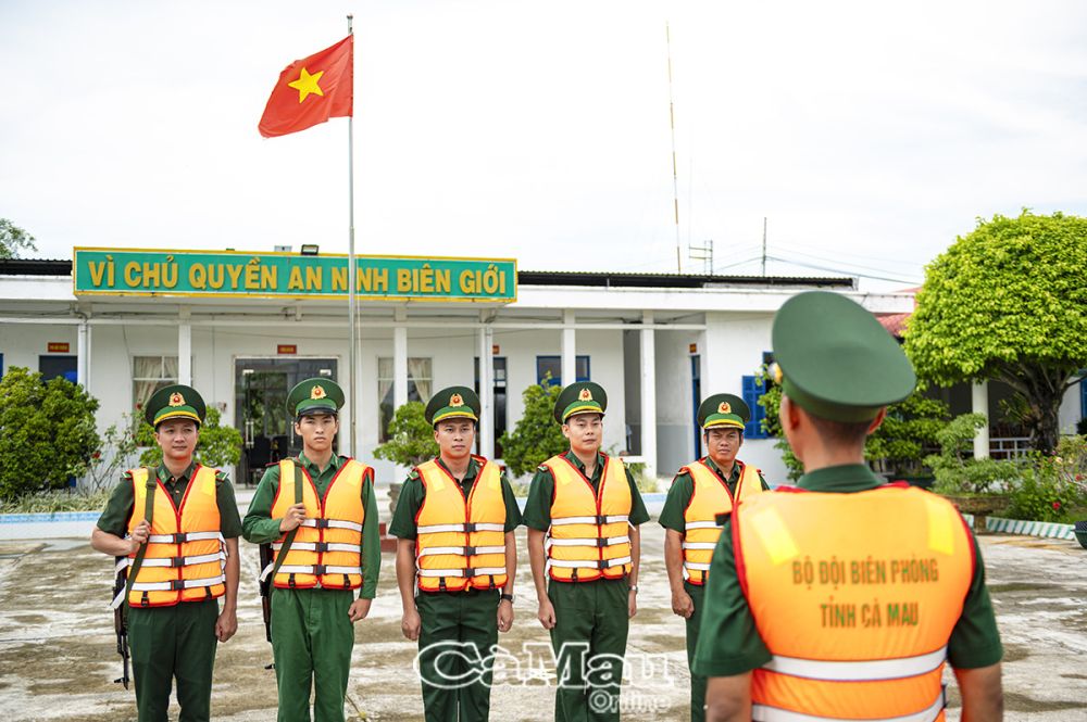 Tiểu đội được triển khai nhiệm vụ tuần tra, kiểm soát tàu cá trong khu vực, đảm bảo tuân thủ quy định về khai thác hải sản và ngăn chặn các hành vi vi phạm.