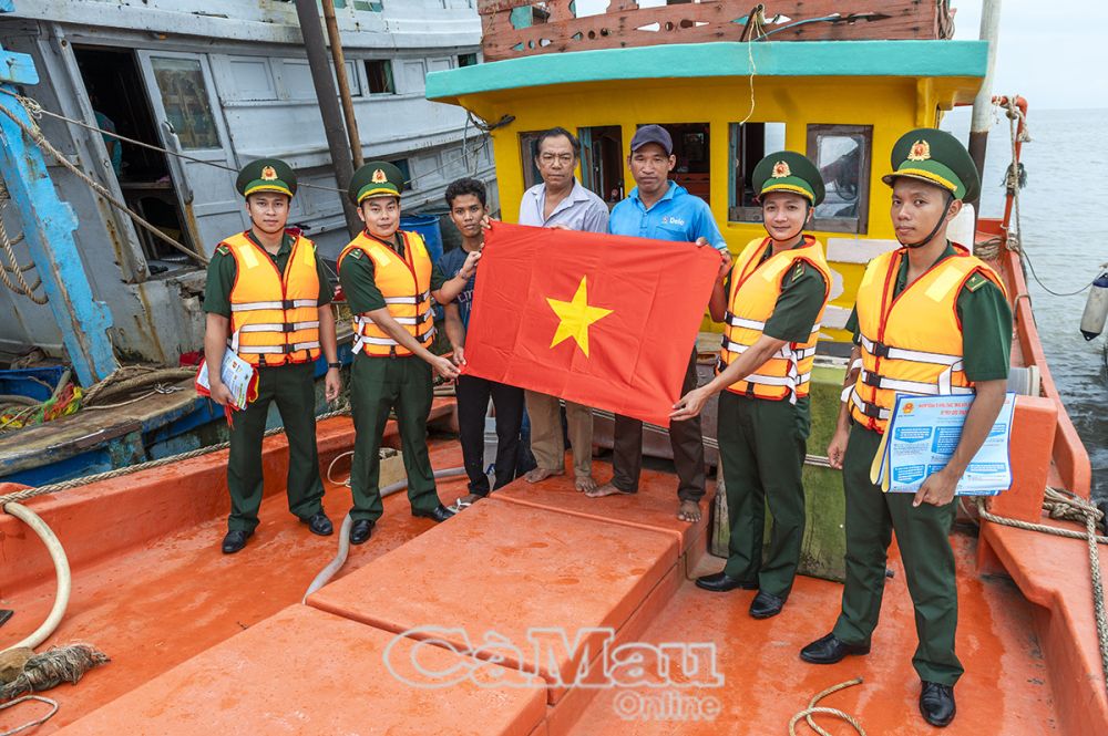 Không chỉ hướng dẫn ngư dân tuân thủ pháp luật, bộ đội biên phòng còn tặng cờ Tổ quốc cho các chủ phương tiện, thể hiện niềm tự hào và khẳng định chủ quyền biển đảo của đất nước khi khai thác trên biển.