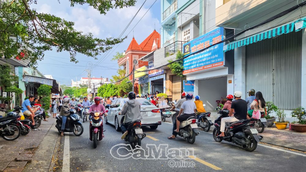 Tình trạng mất trật tự ATGT thường xuất hiện trong thời điểm tan học tại các trung tâm bồi dưỡng văn hoá. (Ảnh chụp trên tuyến đường Ngô Gia Tự, Phường 5).