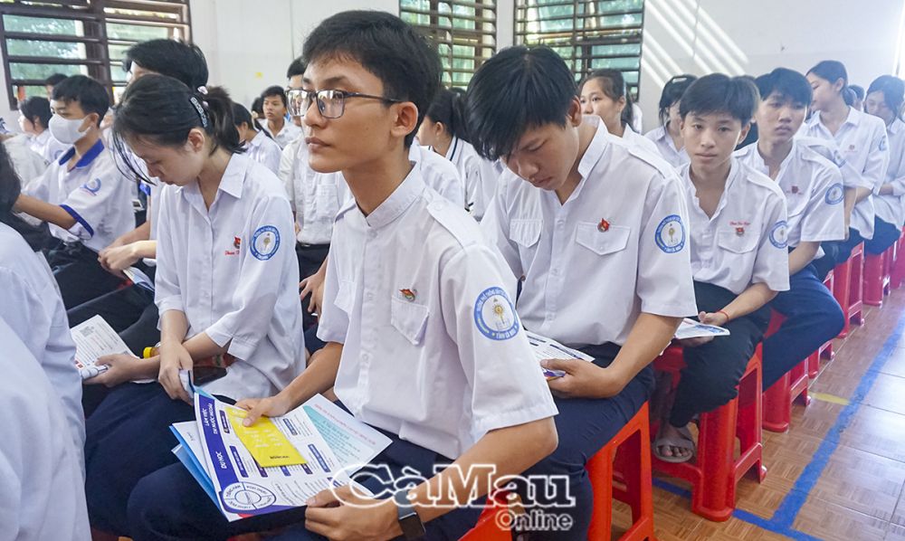 Học sinh Trường Phổ thông Dân tộc nội trú tỉnh chú ý những thông tin về các ngành nghề hiện nay.