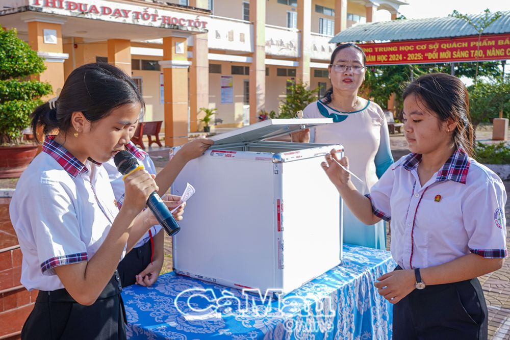 Học sinh rút trúng tên sẽ được nêu tên dưới cờ để lên nhận thưởng.