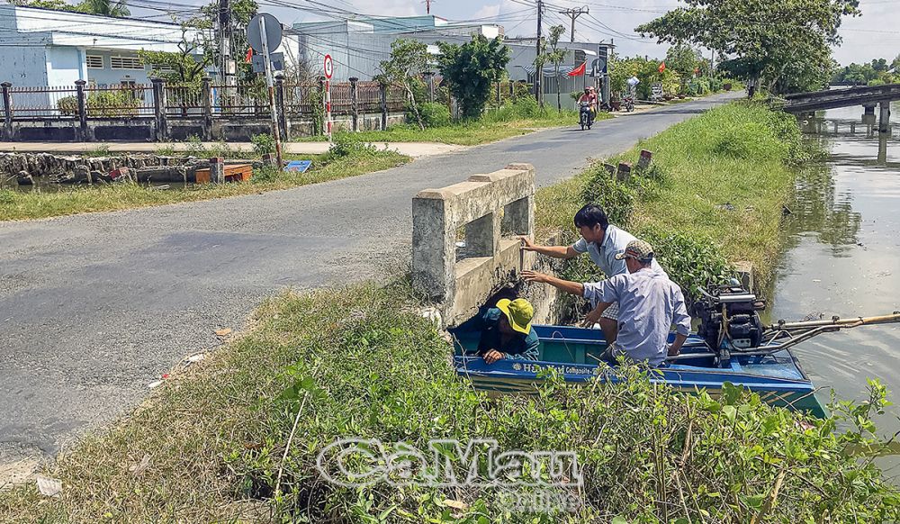 Ðộ thông thuyền cống Cây Hương, thị trấn Cái Nước, thuộc tuyến đường liên huyện Cái Nước - Ðầm Dơi bị thu hẹp, phương tiện vỏ máy không thể lưu thông.