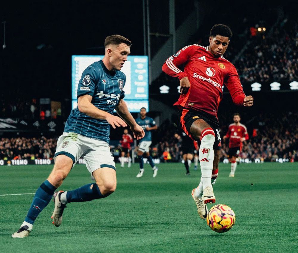 Rashford (phải) mở tỷ số trận đấu.