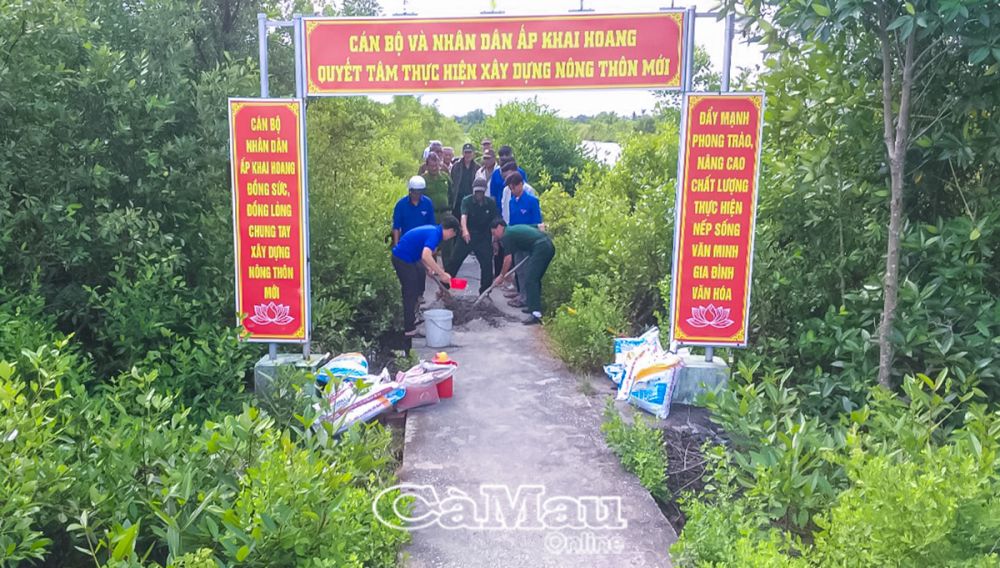 Cựu chiến binh, đoàn viên, thanh niên tham gia sửa chữa những tuyến lộ bị hư hỏng.