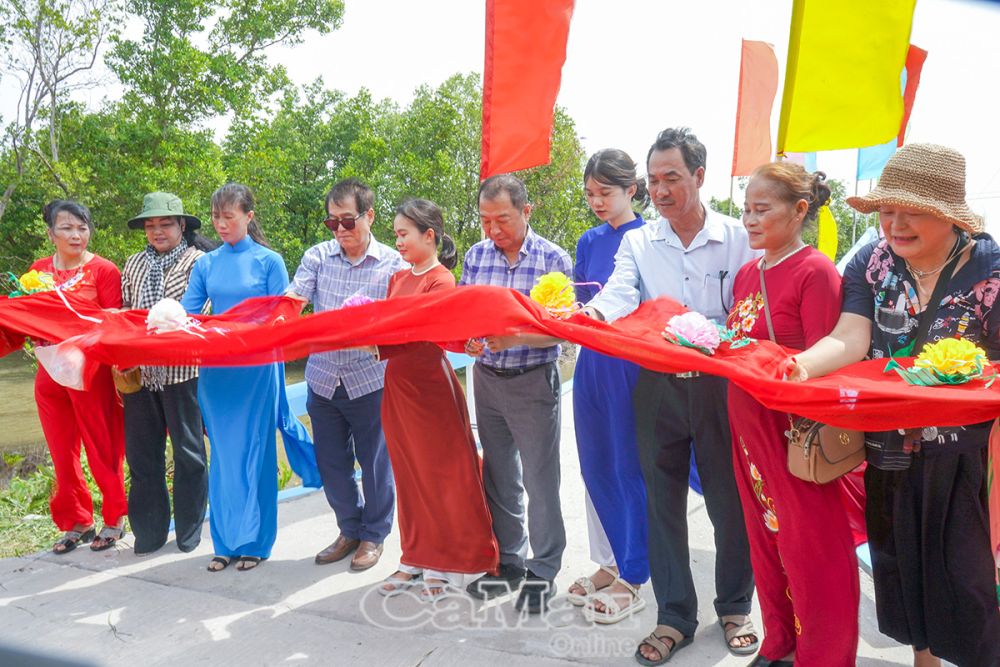 Đại diện Liên hiệp các tổ chức hữu nghị tỉnh Cà Mau và Tổ chức The Corea Peace3000, chính quyền địa phương cắt băng khánh thành cầu “Hy vọng” tại ấp Hiệp Dư và ấp Mai Hoa, xã Nguyễn Huân, huyện Đầm Dơi.