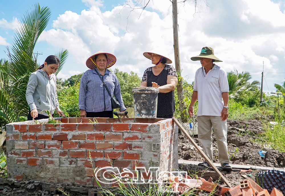 Số lượng người hoạt động không chuyên trách cấp xã được tính toán dựa trên loại đơn vị hành chính cấp xã và số lượng tăng thêm theo quy mô dân số và diện tích tự nhiên. (Ảnh minh hoạ: Người hoạt động không chuyên trách ở xã Tân Dân, huyện Đầm Dơi vận động người dân thực hiện mô hình lò đốt rác thải sinh hoạt).