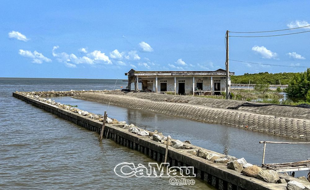 Sạt lở bờ biển khu vực biển Tây vẫn đang diễn ra.