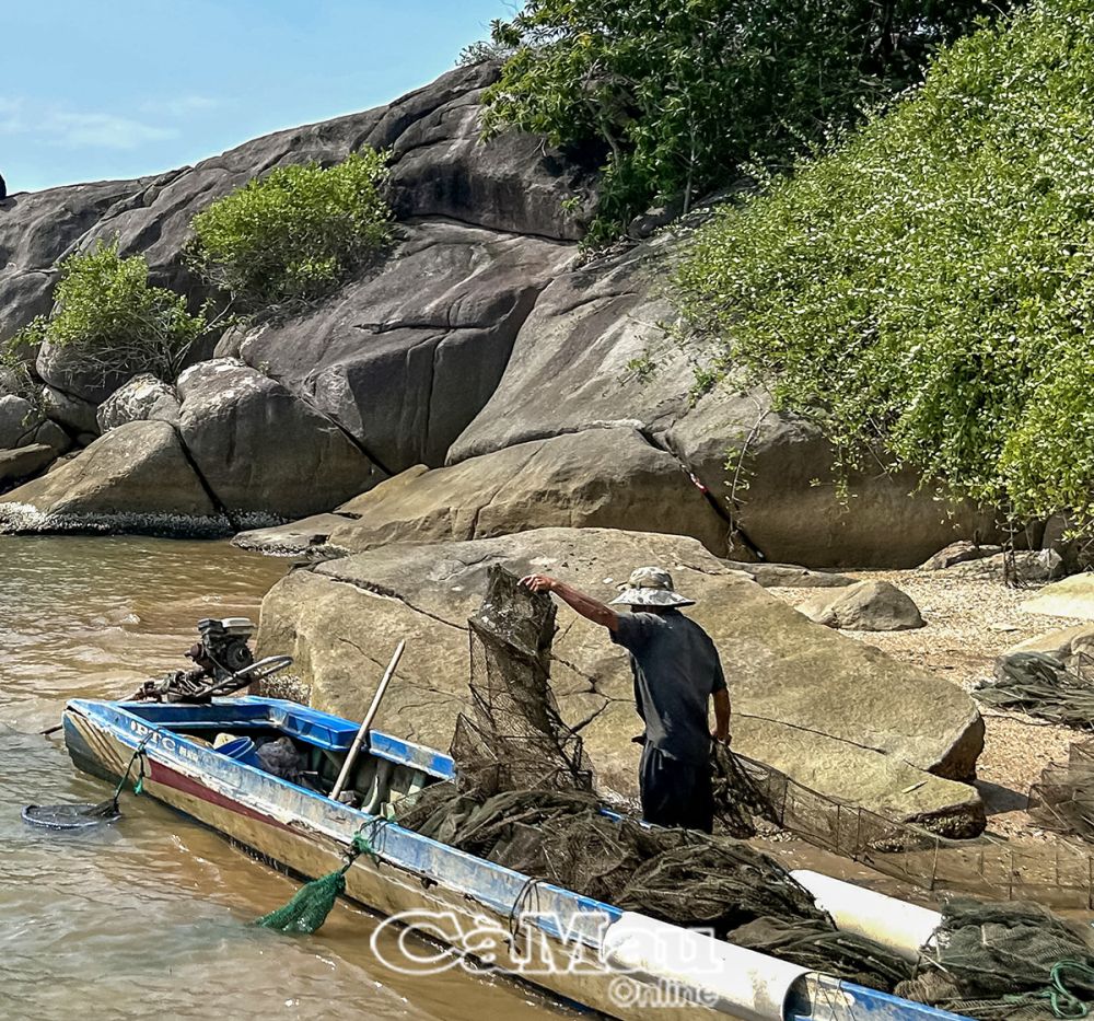 Nhiều hộ dân ven biển khu vực xã Khánh Bình Tây, huyện Trần Văn Thời hằng ngày mưu sinh dựa vào nguồn lợi ven bờ với phương tiện nhỏ, nguy cơ thiệt hại cao khi xảy ra thiên tai.