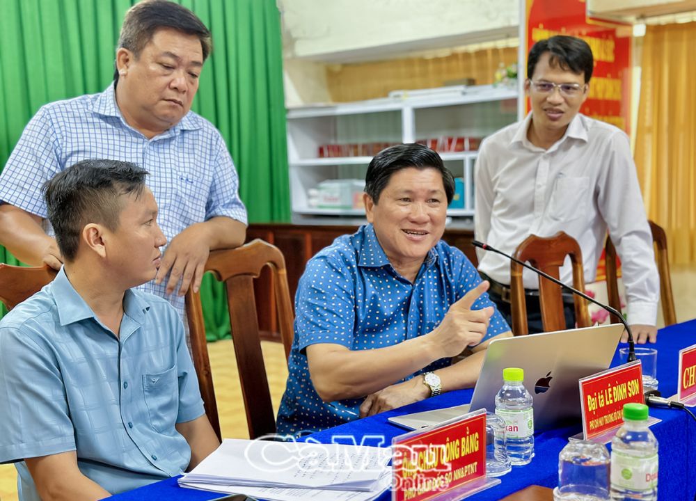 Phó chủ tịch UBND tỉnh Lê Văn Sử (người ngồi bên phải) cùng lãnh đạo, cán bộ ngành nông nghiệp tỉnh, huyện Trần Văn Thời trao đổi giải pháp quyết liệt phòng, chống khai thác bất hợp pháp - IUU.