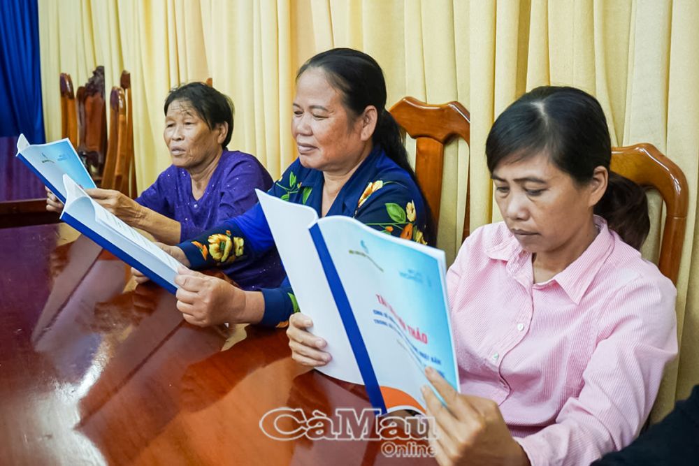 Đại biểu tham khảo tài liệu về công nghệ xử lý và tiết kiệm nước của Nhật Bản.