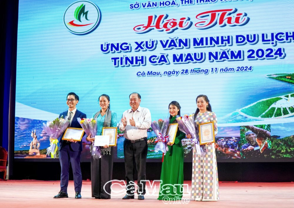 Ông Trần Văn Thảo, Chủ tịch Hiệp hội Du lịch tỉnh Cà Mau trao thưởng cho 4 thí sinh có thành tích tiêu biểu trong các phần thi.