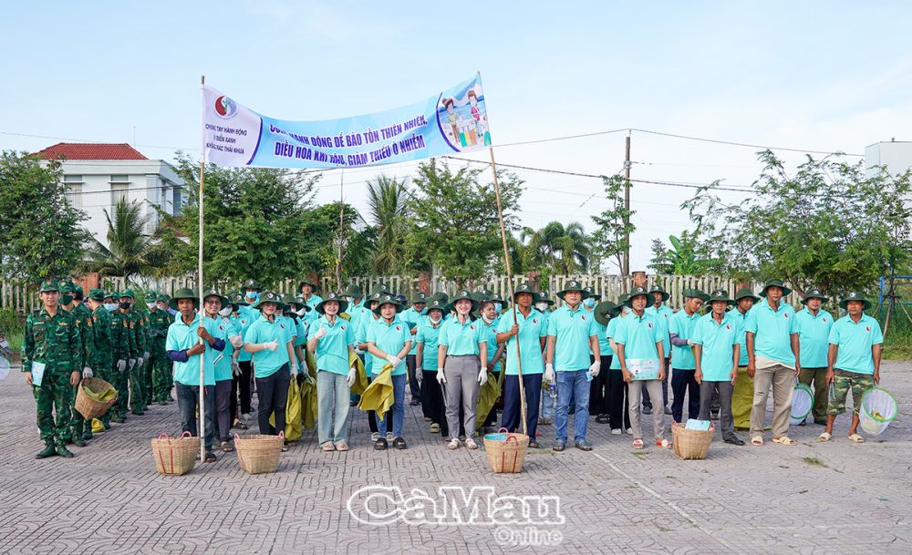 Ngay sau lễ phát động, các lực lượng tập trung trước sân Nhà sinh hoạt văn hóa cộng đồng để tiến hành nhặt rác.