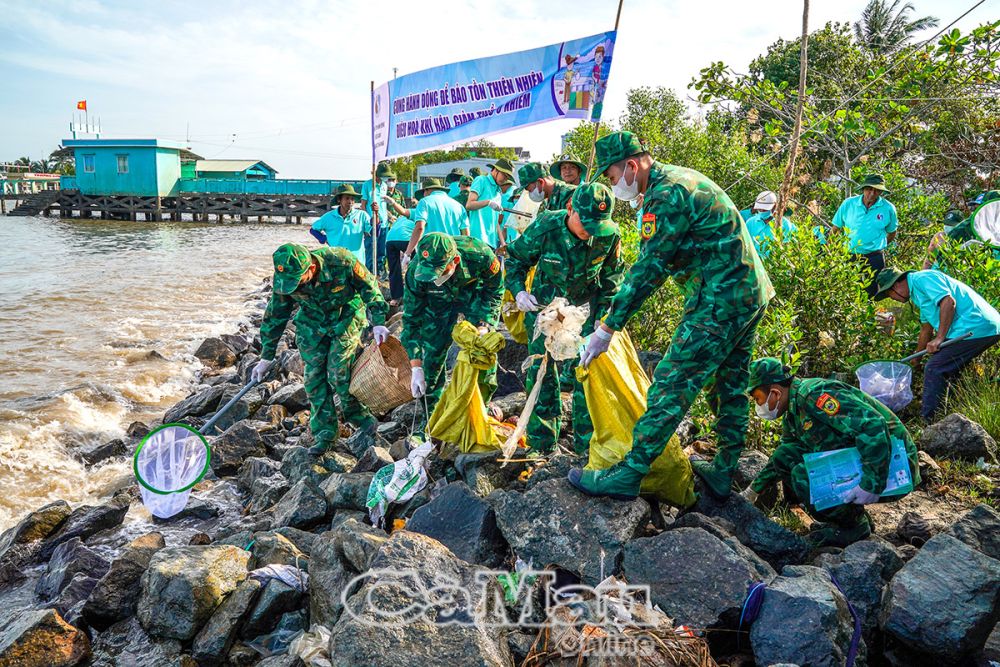 Các chiến sĩ Đồn biên phòng Khánh Hội tích cực thu gom rác thải nhựa.