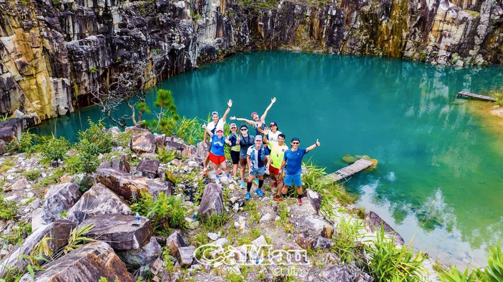 Hồ Tuyệt Tình Cốc màu ngọc bích huyền ảo, điểm nhấn độc đáo của hành trình tại Laan.