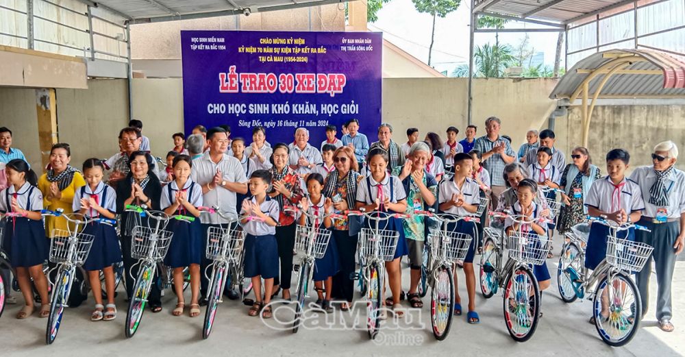 Ðoàn trao xe đạp cho học sinh nghèo hiếu học thị trấn Sông Ðốc, huyện Trần Văn Thời.