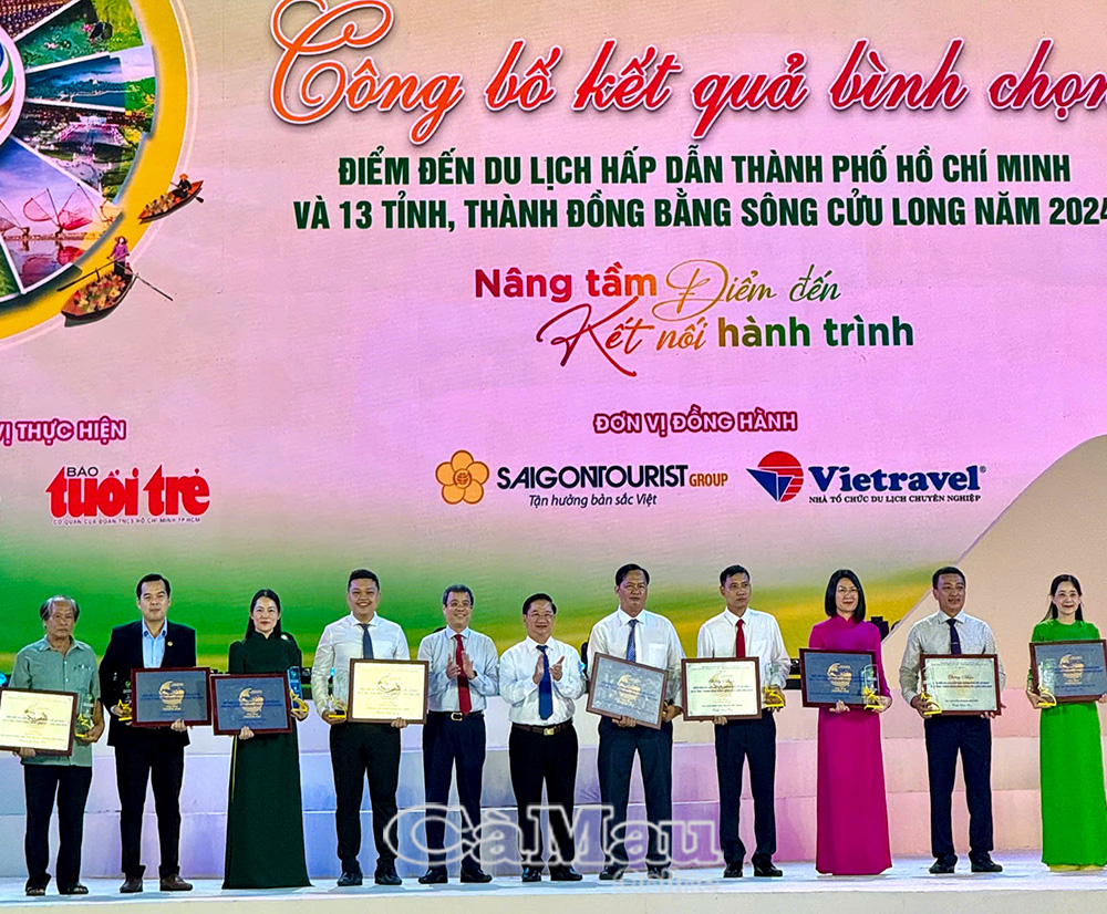 Anh Lê Trần Anh Hùng, Chuyên viên Trung tâm Xúc tiến đầu tư và Hỗ trợ doanh nghiệp (iPEC) - Văn phòng UBND tỉnh Cà Mau, đại diện Khu Du lịch Mũi Cà Mau nhận chứng nhận vinh dự này.