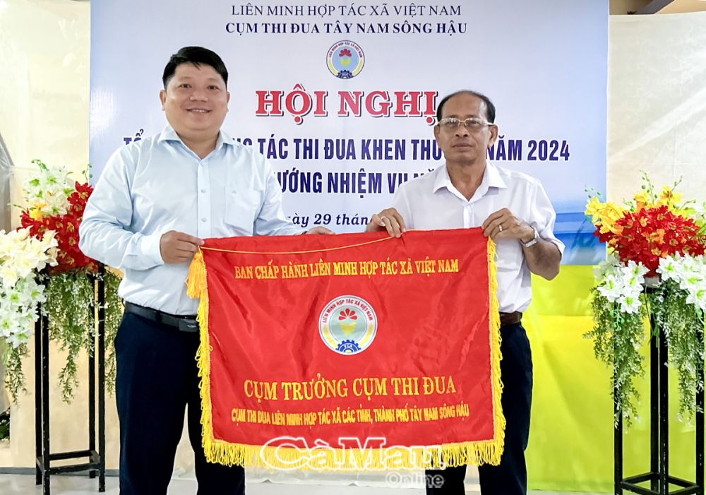 Ông Nguyễn Chí Thuần, Chủ tịch Liên minh HTX tỉnh Cà Mau, Cụm trưởng Cụm thi đua Tây Nam Sông Hậu năm 2024, trao cờ tượng trưng Cụm trưởng Cụm thi đua Tây Nam Sông Hậu năm 2025 cho Liên minh HTX tỉnh Hậu Giang.